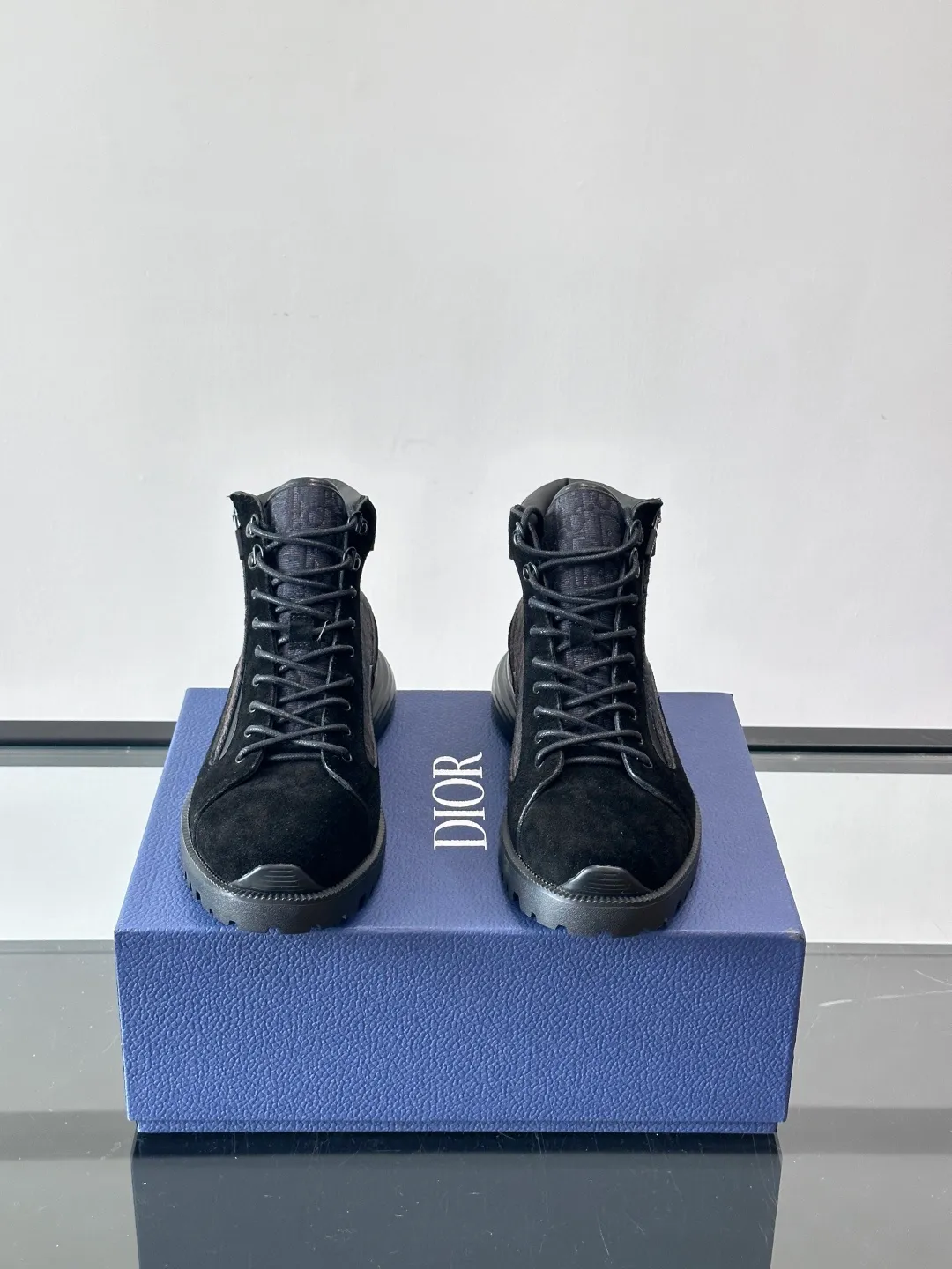p600 "Dio＊" Combat Oblique high-top sneakers, black glossy leather + Oblique presbyopic canvas splicing, low-key luxury and super recognizable. The EVA sole is lightweight and cushioned, making it comfortable for daily wear or long walks. The high-top design is perfect for support, and the tongue and sole have the "DIOR" logo. You must pay attention to details! Whether it is casual or urban style, it can be easily controlled. It is a high-end luxury item that combines fashion and function. It is a popular choice for men's shoes size: 39-44 (38.45 customized)